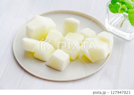 製氷皿で凍らせた牛乳 127947821