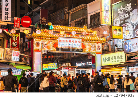 台北　饒河街夜市　※一部ソフトフォーカス 127947938