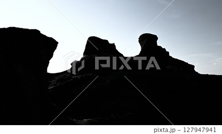 海辺の岩場 127947941