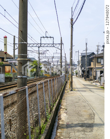 鉄道が通る住宅密集地 127948072