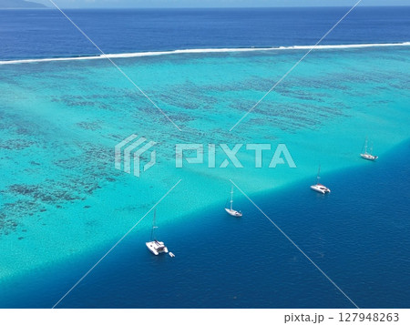 タヒチのモーレア島のラグーンの海岸線の空撮 127948263