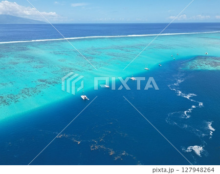 タヒチのモーレア島の美しいラグーンの海岸線の空撮 タヒチのモーレア島の美しいラグーンの海岸線の空撮 127948264