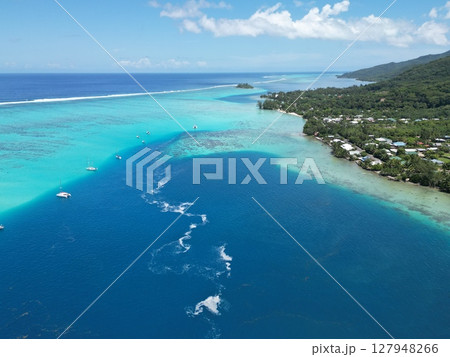 タヒチのモーレア島の美しいラグーンの海岸線の空撮 タヒチのモーレア島の美しいラグーンの海岸線の空撮 127948266