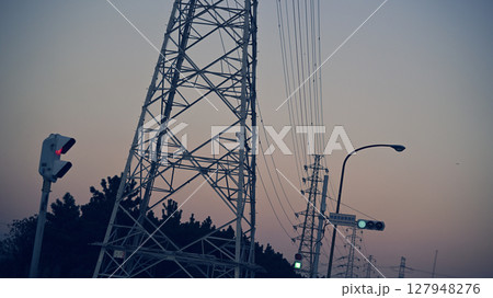 夕暮れの空と送電鉄塔 127948276