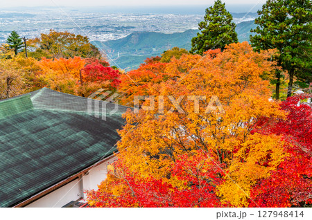神奈川 紅葉の大山阿夫利神社からみる伊勢原市街 神奈川 紅葉の大山阿夫利神社からみる伊勢原市街 127948414