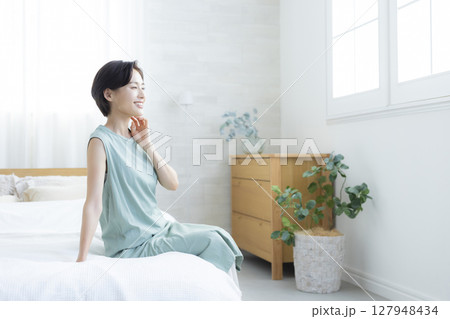 ベッドルームの女性 127948434