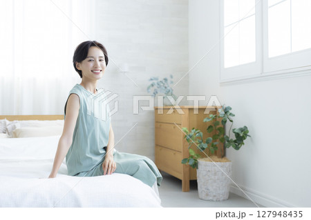 ベッドルームの女性 127948435
