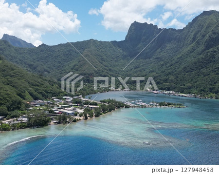 タヒチのモーレア島の美しい海岸線の空撮 127948458