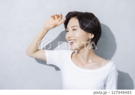 ショートヘアの女性 127948483