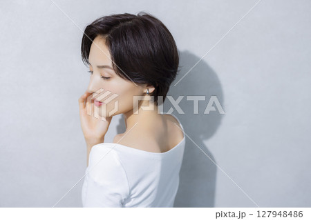 ショートヘアの女性 ショートヘアの女性 127948486