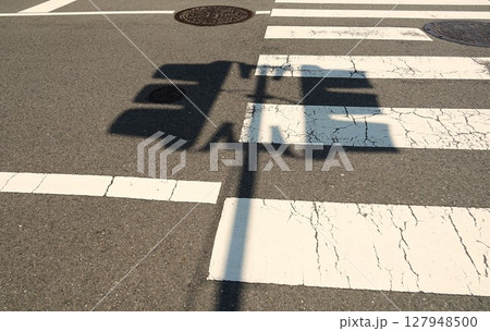 横断歩道の信号機の影のある風景 127948500