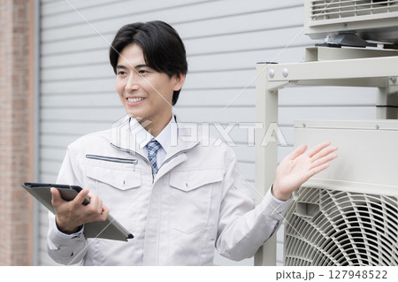 室外機の点検をする作業員　安全確認 127948522