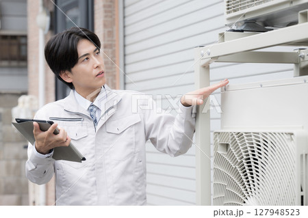 室外機の点検をする作業員　指を差して安全確認 127948523