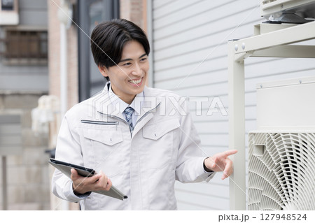 室外機の点検をする作業員　指を差して安全確認 127948524