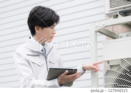 室外機の点検をする作業員　指を差して安全確認 127948525