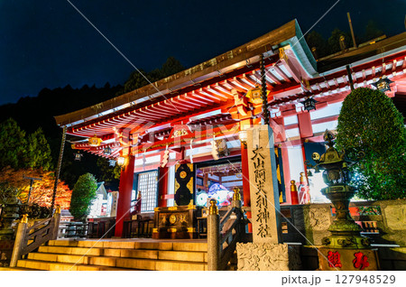 神奈川 大山阿夫利神社　ライトアップされた下社拝殿 127948529