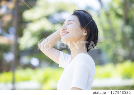 公園で深呼吸をする女性 公園で深呼吸をする女性 127948580