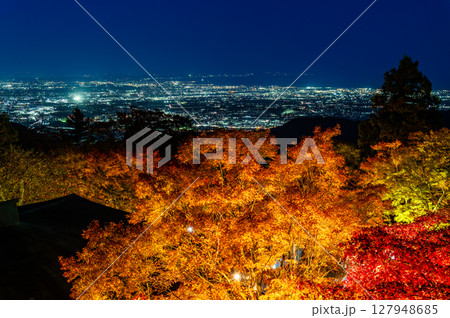 神奈川 大山阿夫利神社　境内の紅葉と伊勢原市街の夜景 127948685