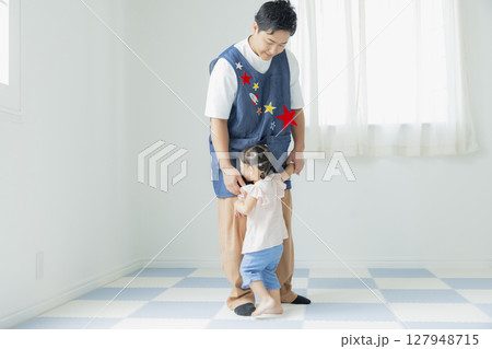 室内で遊ぶ子供と男性保育士 127948715