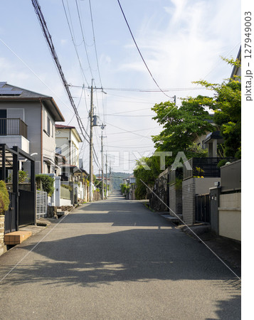 斜面に造成された住宅地 127949003