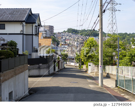 斜面に造成された住宅地 斜面に造成された住宅地 127949004