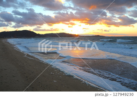 淡路島・慶野松原の夕陽と強風に打ち寄せられる波の花/日本遺産/国指定名勝/日本の夕陽百選 127949230
