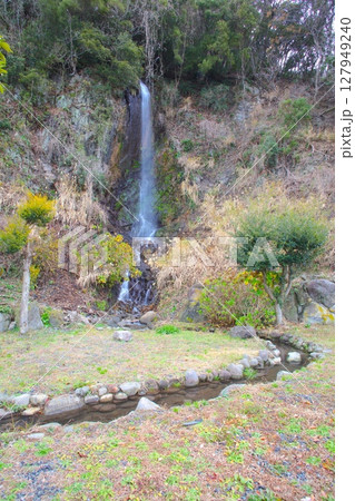 越前岬の「白竜の滝」/白竜の滝公園/越前海岸の海の目の前にある滝 127949240