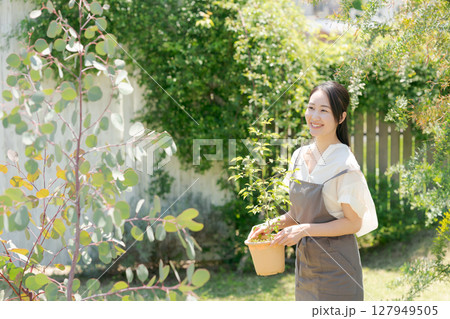 鉢植えを持つ女性 鉢植えを持つ女性 127949505