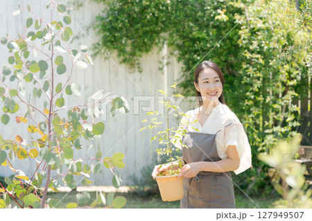 鉢植えを持つ女性 鉢植えを持つ女性 127949507