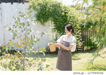 鉢植えを持つ女性 127949508