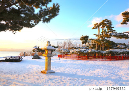 琵琶湖、近江八景のひとつ、唐崎の松（からさきのまつ）の朝日を浴びる雪景色/滋賀県指定史跡 127949582