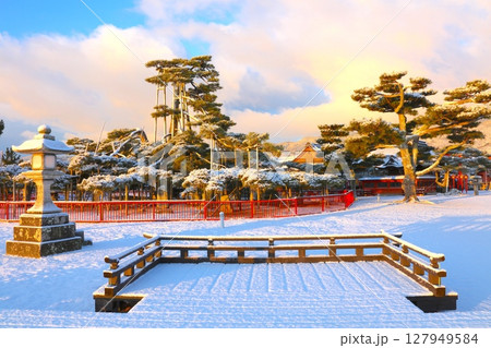 琵琶湖、近江八景のひとつ、唐崎の松（からさきのまつ）の朝日を浴びる雪景色/滋賀県指定史跡 127949584
