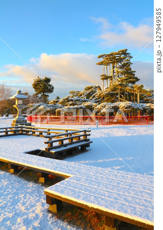 琵琶湖、近江八景のひとつ、唐崎の松（からさきのまつ）の朝日を浴びる雪景色/滋賀県指定史跡 127949585