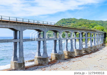 初夏の惣郷川橋梁　山口県阿武郡 127949918