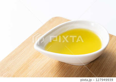 オリーブオイル 127949939
