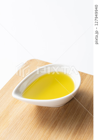 オリーブオイル 127949940