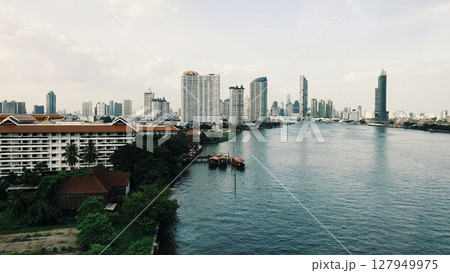 city building in the river 127949975
