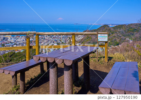 神奈川県三浦郡葉山町の仙元山から西側の眺望(葉山町,富士山,江の島,相模湾など) 127950190