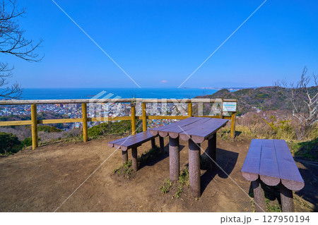 神奈川県三浦郡葉山町の仙元山から西側の眺望(葉山町,富士山,江の島,相模湾など) 127950194