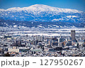 山形市街地と雪白の月山 127950267