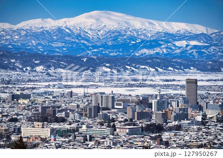 山形市街地と雪白の月山 山形市街地と雪白の月山 127950267