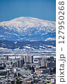 山形市街地と雪白の月山 127950268