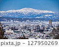 山形市街地と雪白の月山 127950269