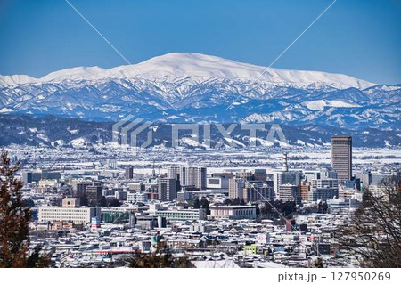 山形市街地と雪白の月山 127950269