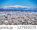山形市街地と雪白の月山 127950270
