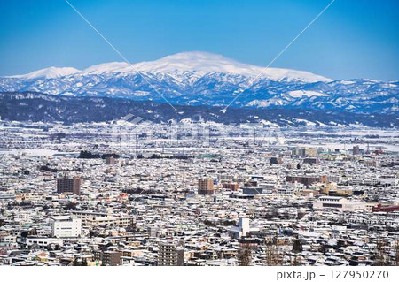 山形市街地と雪白の月山 山形市街地と雪白の月山 127950270