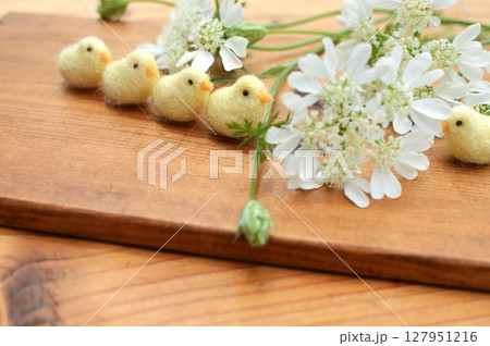 純白のレースフラワーの花とフェルトのひよこ　 　 127951216