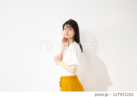 頬に手を添える女性 頬に手を添える女性 127951282