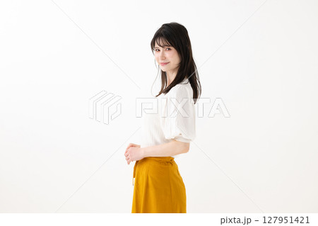 振り返る女性のポートレート 127951421