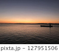 夕焼けの海と船 127951506